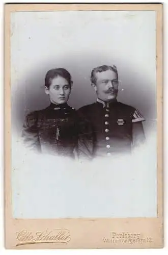 Fotografie Otto Schaller, Perleberg, Wittenbergerstr. 12, Dame und Musiker-Uffz. in Uniform mit Dienstauszeichnung