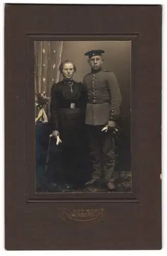 Fotografie Leop. God, Amberg, Dame mit Soldat in Uniform samt Bajonett