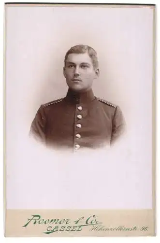 Fotografie Roemer & Co., Cassel, Hohenzollernstr. 96, Porträt eines Einjährig-Freiwilligen in Uniform, 1895