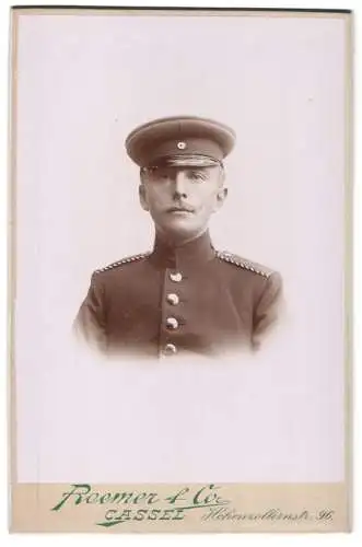 Fotografie Roemer & Co., Cassel, Porträt eines Einjährig-Freiwilligen Gefreiten in Uniform mit Schirmmütze