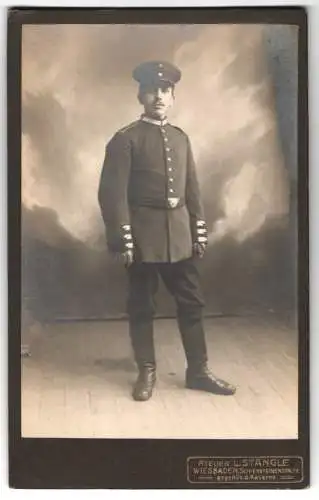 Fotografie L. Stängle, Wiesbaden, Schiersteinerstr. 72, Soldat in Uniform mit Schirmmütze