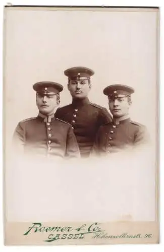 Fotografie Roemer & Co., Cassel, Hohenzollernstr. 96, Drei Einjährig-Freiwillige (2 Uffz.) in Uniform mit Schirmmütze