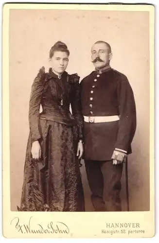 Fotografie F. Wunder Sohn, Hannover, Königstr. 52, Dame mit Uffz. in Uniform und mit Bajonett