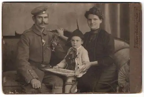 Fotografie Hubert Schilling, Fürth, Familienporträt mit Soldat in feldgrauer Uniform und Band zum EK II 1914