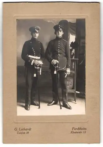 Fotografie G. Luthardt, Forchheim, Klosterstr. 13, Zwei Soldaten in Uniform mit Säbeln und Schirmmütze