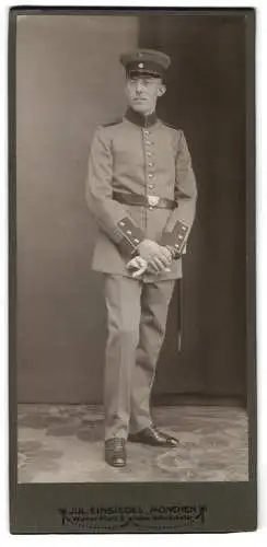Fotografie Jul. Einsiedel, München, Wiener Platz 2, Soldat in Uniform mit Bajonett und Schirmmütze