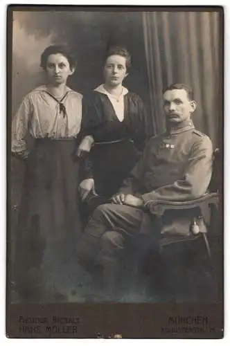 Fotografie Hans Möller, München, Augustenstr. 75, Gruppenporträt mit Portepee-Uffz. in Uniform mit Feldspange
