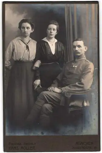 Fotografie Hans Möller, München, Augustenstr. 75, zwei Frauen mit Portepee-Uffz. in Uniform mit Feldspange