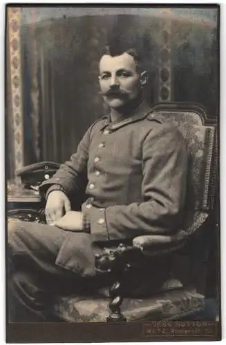 Fotografie Gebr. Notton, Metz, Römerstr. 10, Soldat in feldgrauer Uniform