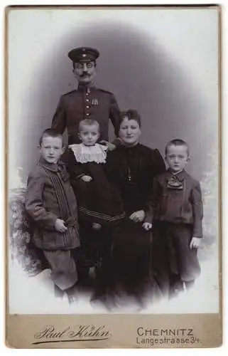 Fotografie Paul Kühn, Chemnitz, Langestrasse 34, Vize-Feldwebel in Uniform mit Feldspange, Familienporträt