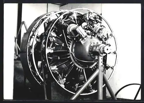 Fotografie Flugzeug-Motor Sternmotor auf einem Motor-Stativ