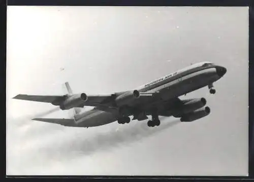 Fotografie Flugzeug Boeing 707 der Modern Air N5615 kurz nach dem Start von Berlin-Tegel