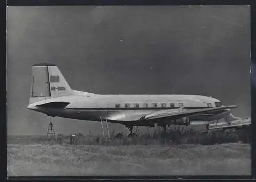 Fotografie Flugzeug Douglas DC-3 als Ersatzteilspender abgestellt