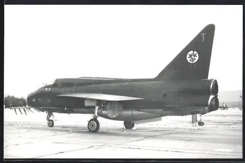 Fotografie Flugzeug Electric Lightning T-5 Jasta Kampfjet mit Staffelabzeichen auf dem Militärstützpunkt Ramstein