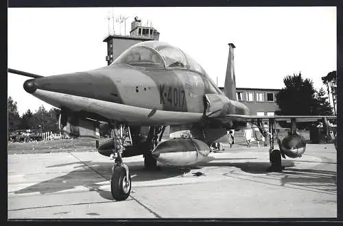 Fotografie Flugzeug Northrop F-5 K-4017 vor dem Tower in Ramstein