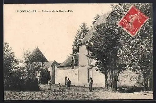 AK Montacher, Château de la Brosse-Pâlis avec visiteurs devant le bâtiment historique