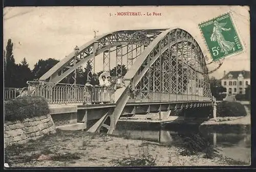 AK Monéteau, Le Pont avec piétons traversant le pont métallique
