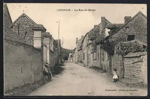 AK Courgis, La Rue de Berge