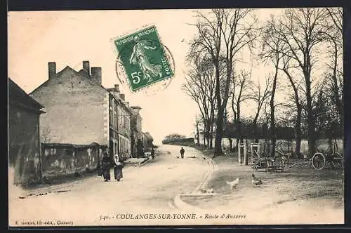 AK Coulanges-sur-Yonne, Route d`Auxerre avec villageois et charrette