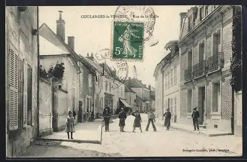 AK Coulanges-la-Vineuse, Rue de la Halle animée avec des passants et des bâtiments historiques