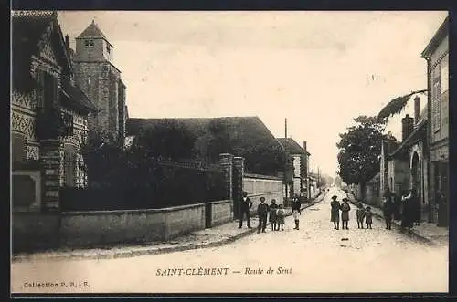 AK Saint-Clément, Route de Sens avec des enfants jouant dans la rue