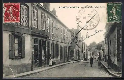 AK Bussy-en-Othe, Rue du Marchais animée avec passants et bâtiments anciens