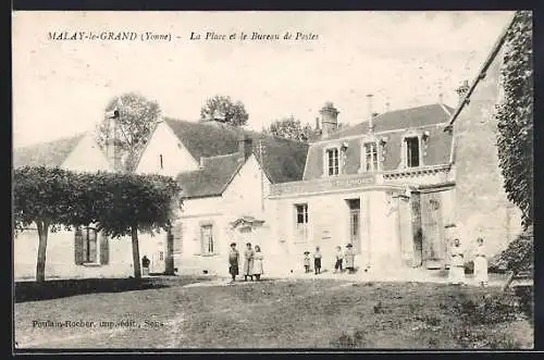 AK Malay-le-Grand /Yonne, La Place et le Bureau de Postes