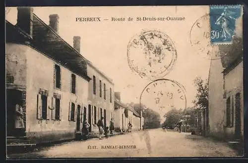 AK Perreux, Route de St-Denis-sur-Ouanne avec des piétons et maisons rurales