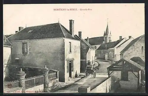 AK Montigny-la-Resle, Grande-Rue avec calèche et église en arrière-plan