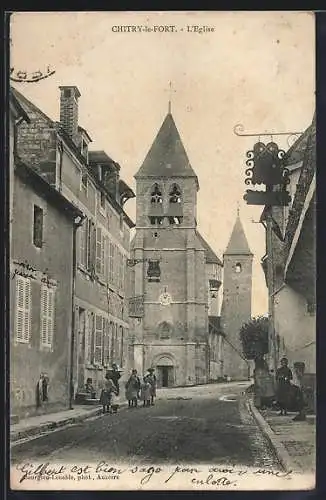 AK Chitry-le-Fort, L`Église et la rue animée avec des passants