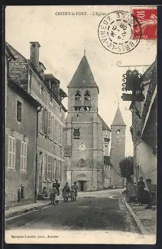 AK Chitry-le-Fort, L`Église et la rue animée avec habitants