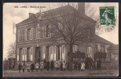 AK Looze, Mairie et École avec des enfants devant le bâtiment