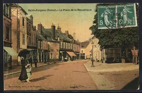 AK Saint-Fargeau /Yonne, La Place de la République avec passants et bâtiments historiques