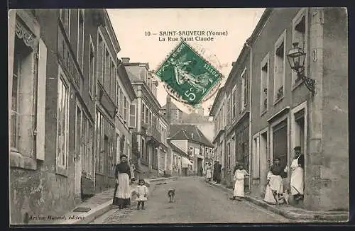AK Saint-Sauveur /Yonne, La Rue Saint Claude avec habitants et chien