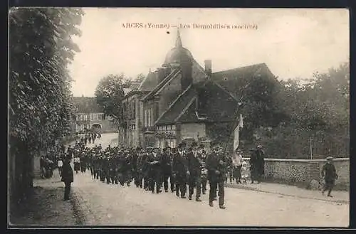 AK Arces /Yonne, Les Démobilisés, société, en défilé sur la route principale