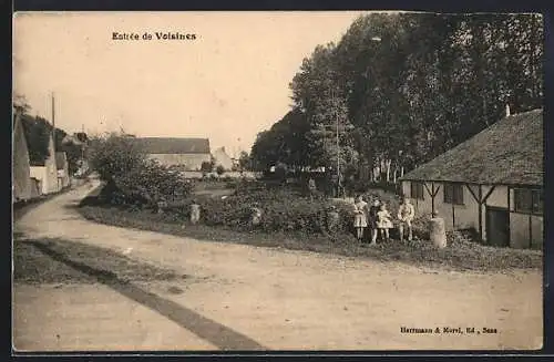 AK Voisines, Entrée de Voisines avec enfants près de la route