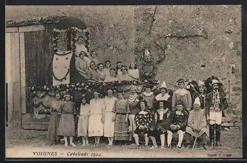 AK Voisines, Cavalcade 1924 avec habitants en costumes devant un char décoré