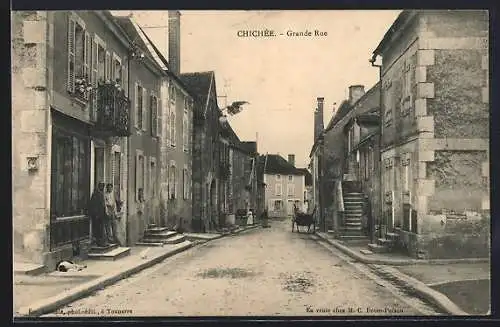 AK Chichée, Grande Rue avec maisons traditionnelles et passants