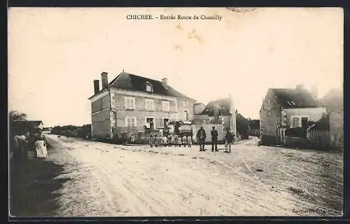 AK Chichée, Entrée Route de Chemilly avec maison et quelques passants