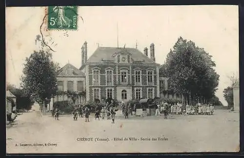 AK Chéroy /Yonne, Hôtel de Ville, Sortie des Écoles