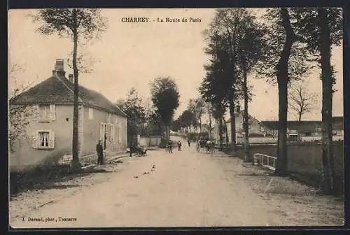 AK Charrey, La Route de Paris avec maisons et arbres le long du chemin