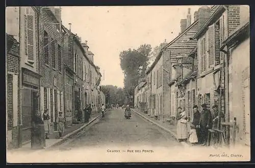 AK Charny, Rue des Ponts avec habitants et maisons alignées des deux côtés