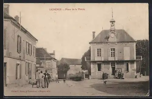 AK Lichères, Place de la Mairie avec habitants devant le bâtiment administratif