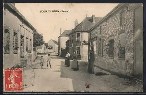 AK Fournaudin /Yonne, Scène de rue animée avec villageois et maisons en briques
