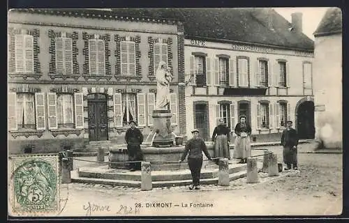 AK Dixmont, La Fontaine avec des habitants devant le café et l`épicerie-buvette