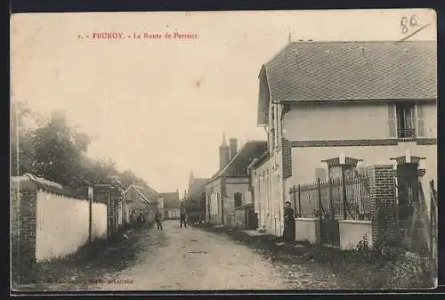 AK Prunoy, La Route de Perreux avec maisons et passants