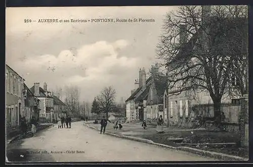 AK Pontigny, Route de St Florentin avec passants et bâtiments historiques