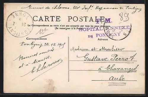 AK Pontigny, Route de St Florentin avec passants et bâtiments historiques