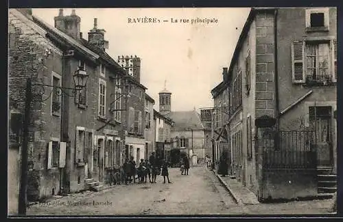 AK Ravières, La rue principale avec bâtiments historiques et passants