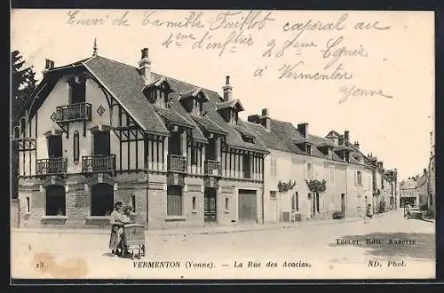 AK Vermenton /Yonne, La Rue des Acacias avec maisons traditionnelles et passants